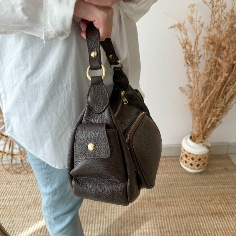 Bolso ovalado bolsillos con asa piel marron