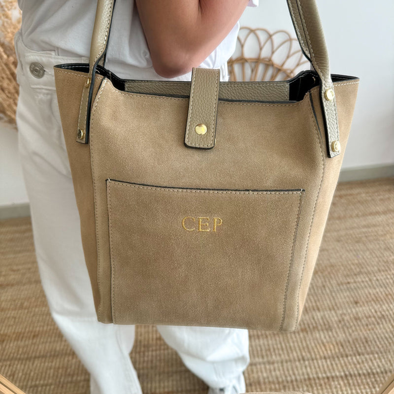 Bolso combinado ante y piel beige bolsillo iniciales bordadas MUESTRARIO