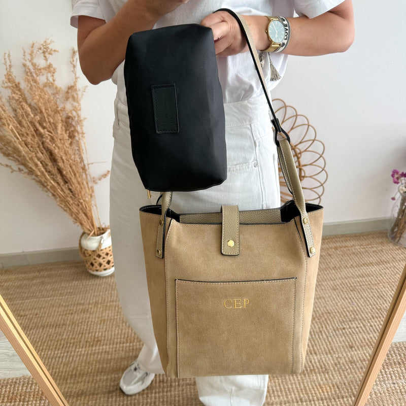 Bolso combinado ante y piel beige bolsillo iniciales bordadas MUESTRARIO