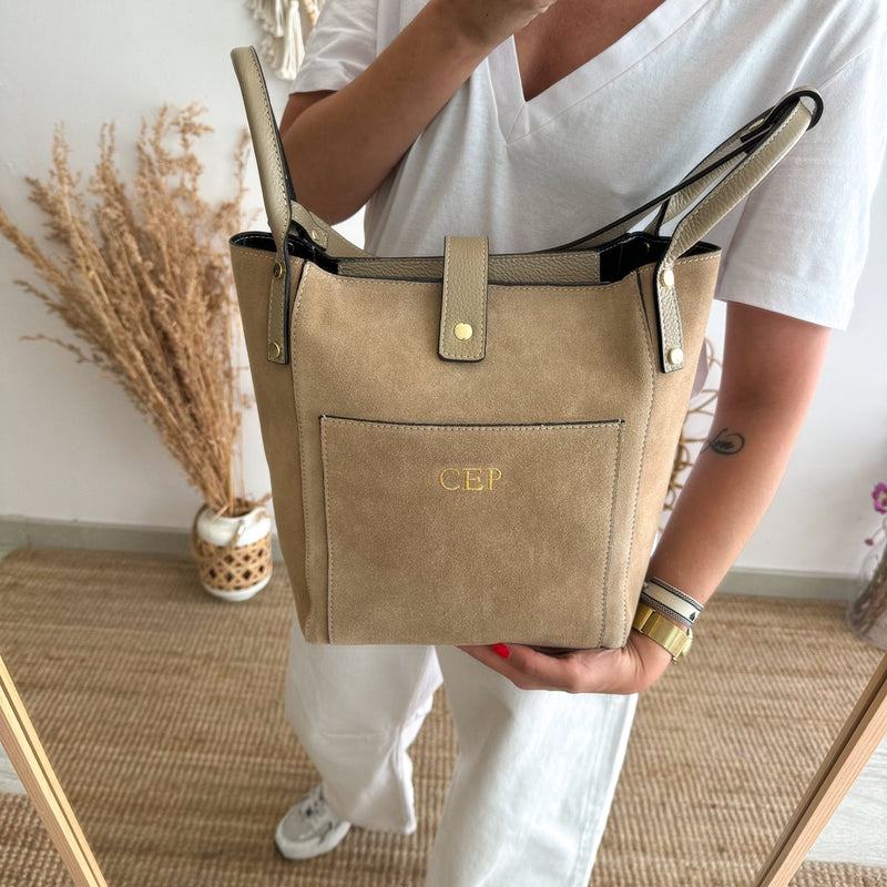 Bolso combinado ante y piel beige bolsillo iniciales bordadas MUESTRARIO