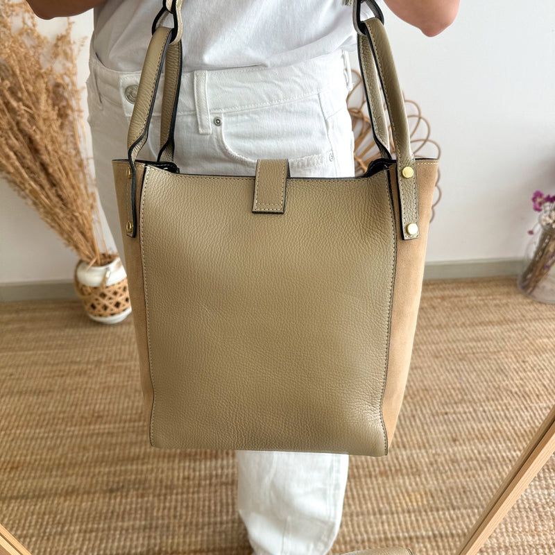 Bolso combinado ante y piel beige bolsillo iniciales bordadas MUESTRARIO