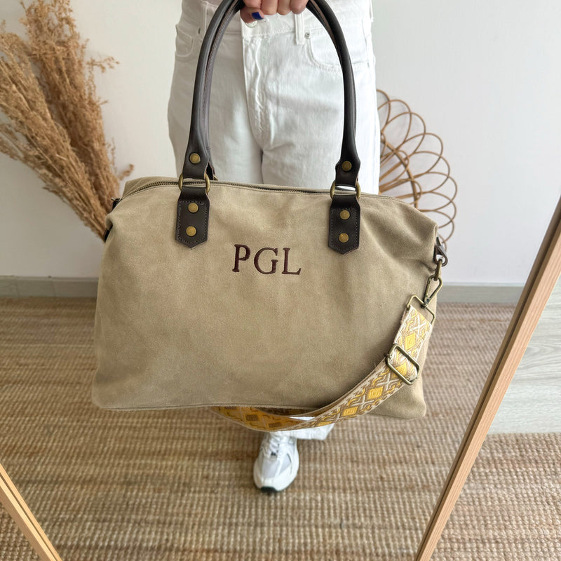 Bolso combinado ante y piel beige iniciales bordadas con correa étnica MUESTRARIO