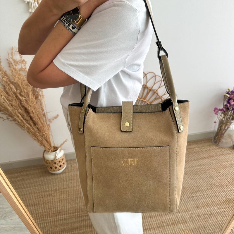 Bolso combinado ante y piel beige bolsillo iniciales bordadas MUESTRARIO