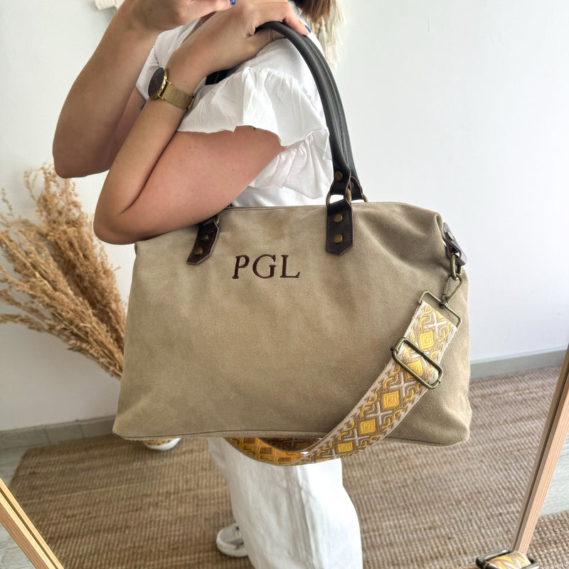 Bolso combinado ante y piel beige iniciales bordadas con correa étnica MUESTRARIO